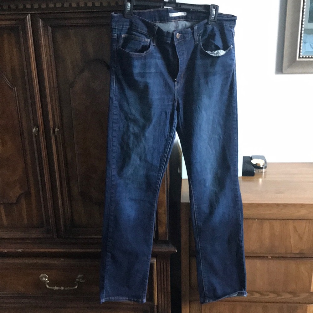 Slimming straight, classic blue jeans